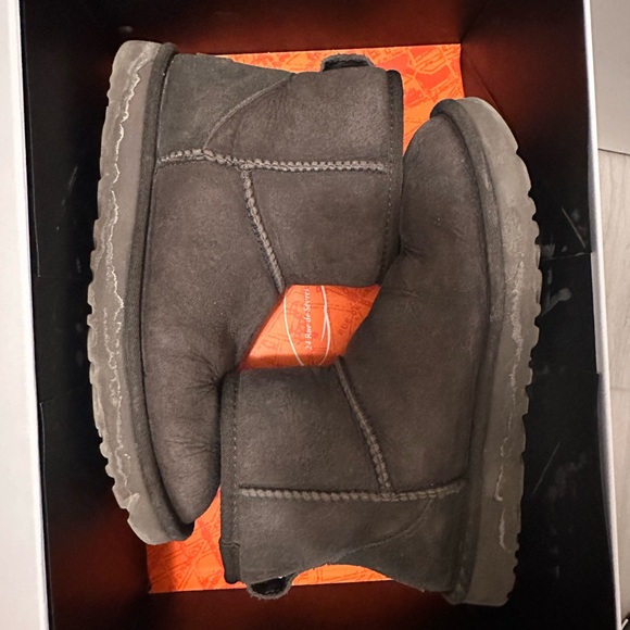 UGG - Picture 1 of 1